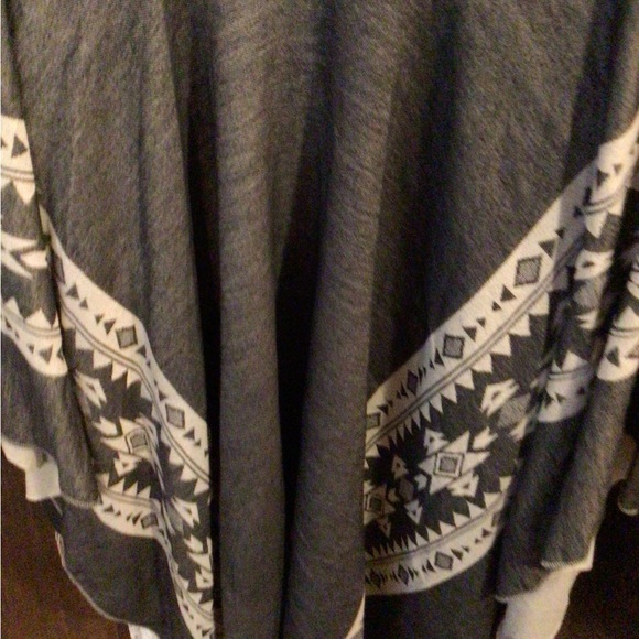 NEW!Boho Aztec faded poncho - Picture 4 of 6